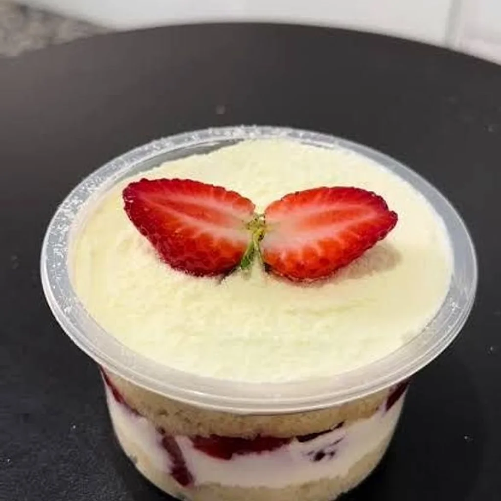 Bolo de Pote Morango com Chantilly